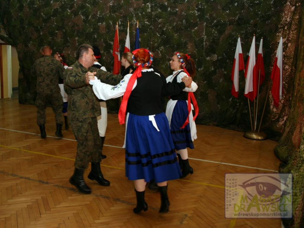 KASZUBSKIE TAŃCE W POWIECIE DRAWSKIM