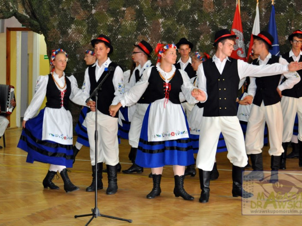 KASZUBSKIE TAŃCE W POWIECIE DRAWSKIM