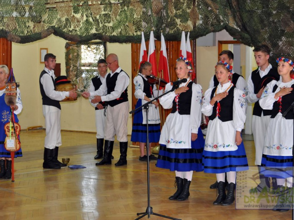 KASZUBSKIE TAŃCE W POWIECIE DRAWSKIM