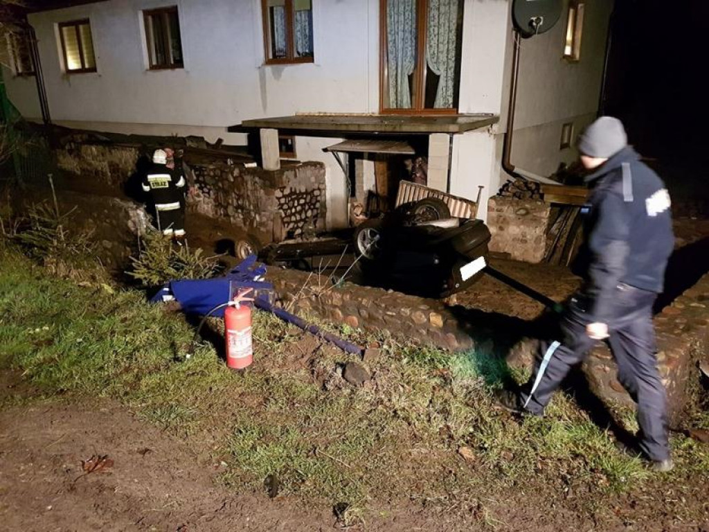 Wpadł w poślizg i dachował na posesję