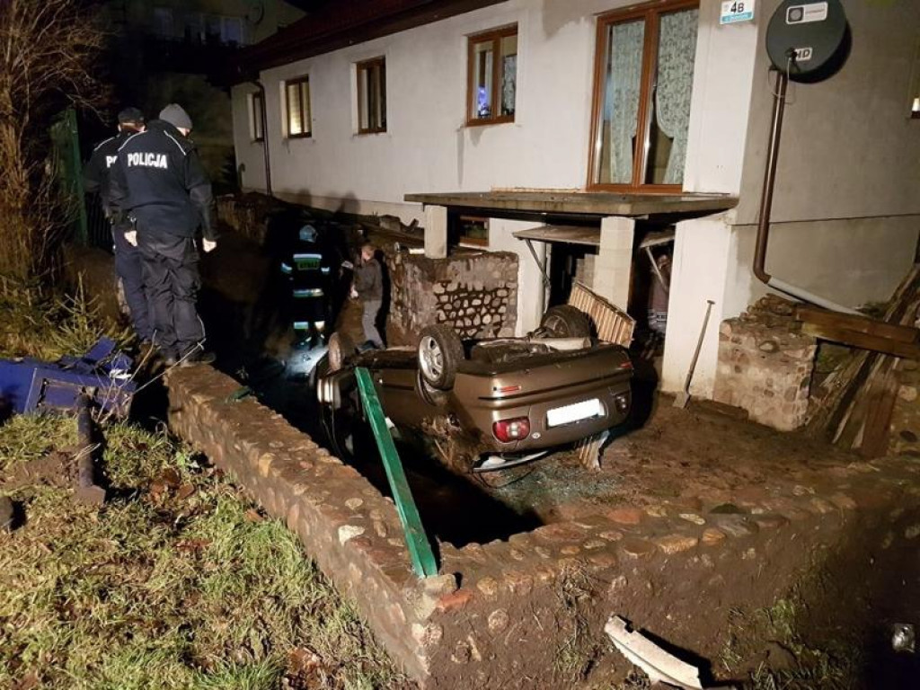 Wpadł w poślizg i dachował na posesję