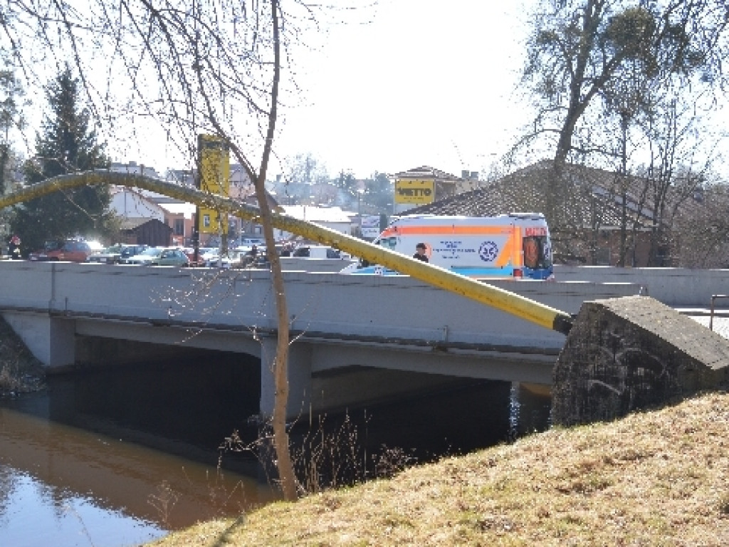 Zasłabnięcie na moście w centrum Łobza. Szybka pomoc strażaków