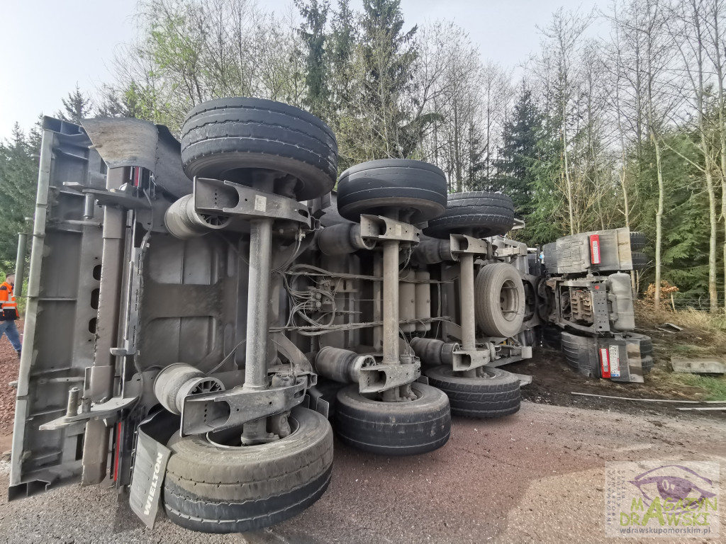[DW 175] Wypadek ciężarówki z ładunkiem