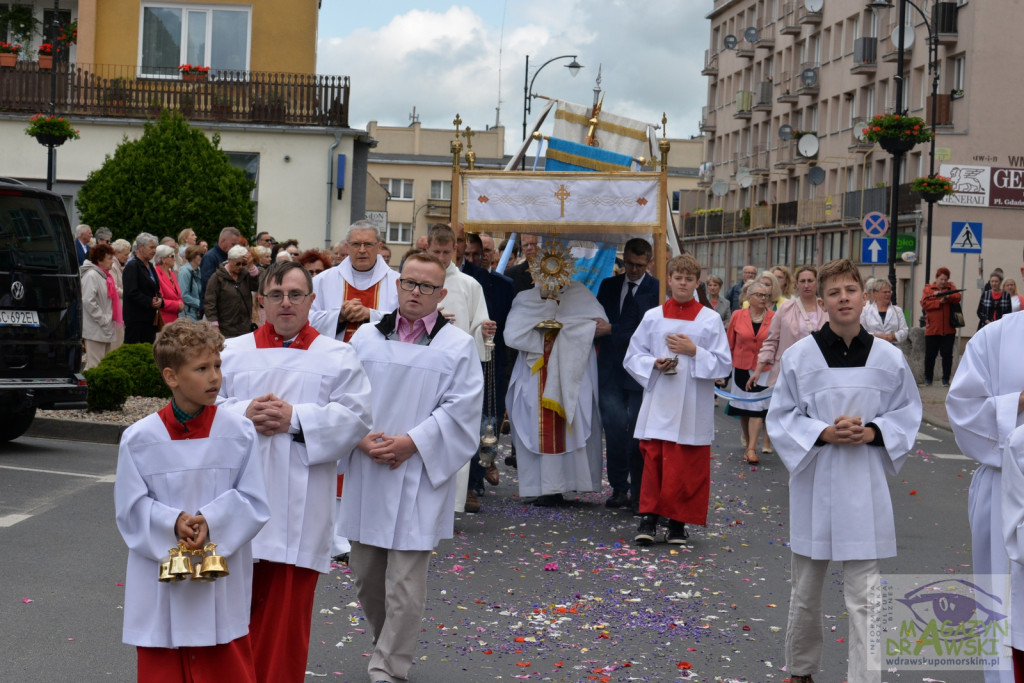 Chrystus Eucharystyczny przeszedł ulicami Drawska Pomorskiego