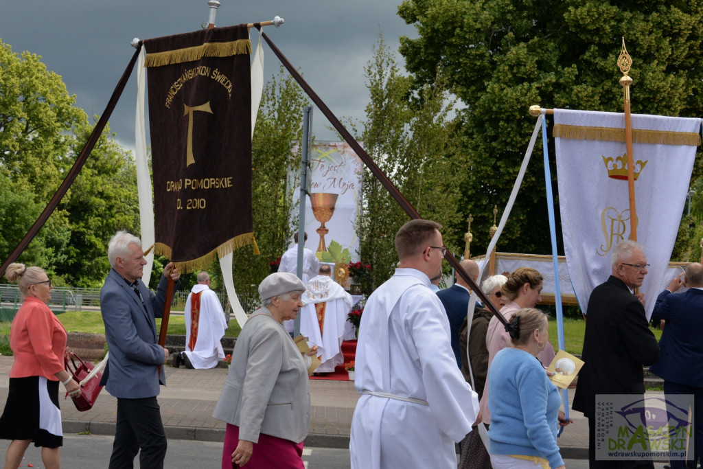 Chrystus Eucharystyczny przeszedł ulicami Drawska Pomorskiego