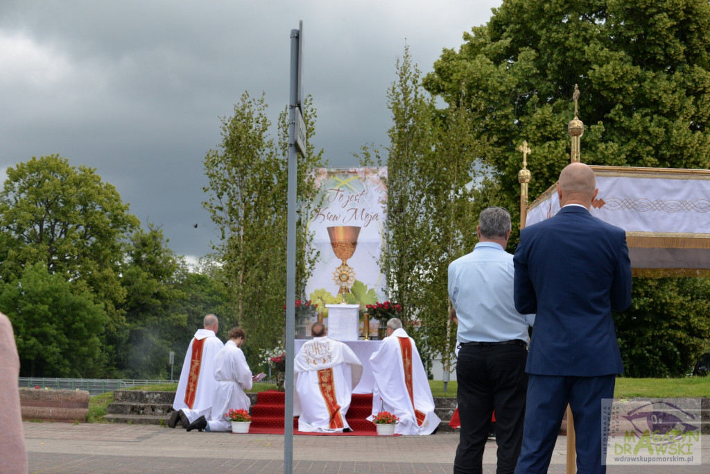 Chrystus Eucharystyczny przeszedł ulicami Drawska Pomorskiego