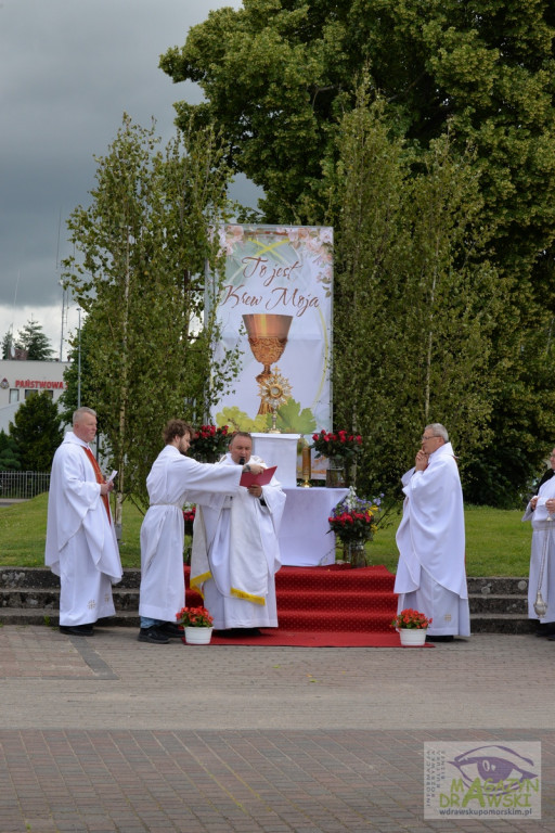Chrystus Eucharystyczny przeszedł ulicami Drawska Pomorskiego