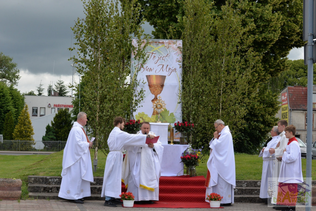 Chrystus Eucharystyczny przeszedł ulicami Drawska Pomorskiego