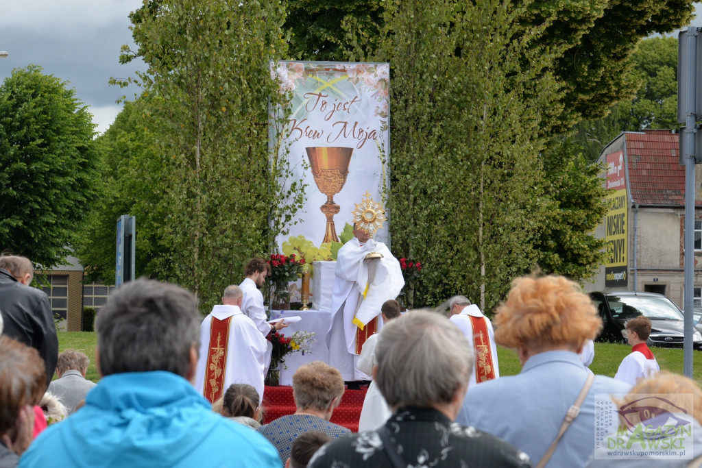 Chrystus Eucharystyczny przeszedł ulicami Drawska Pomorskiego