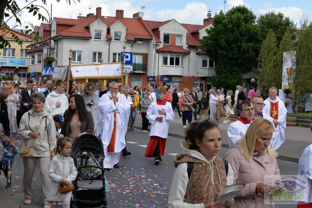 Chrystus Eucharystyczny przeszedł ulicami Drawska Pomorskiego
