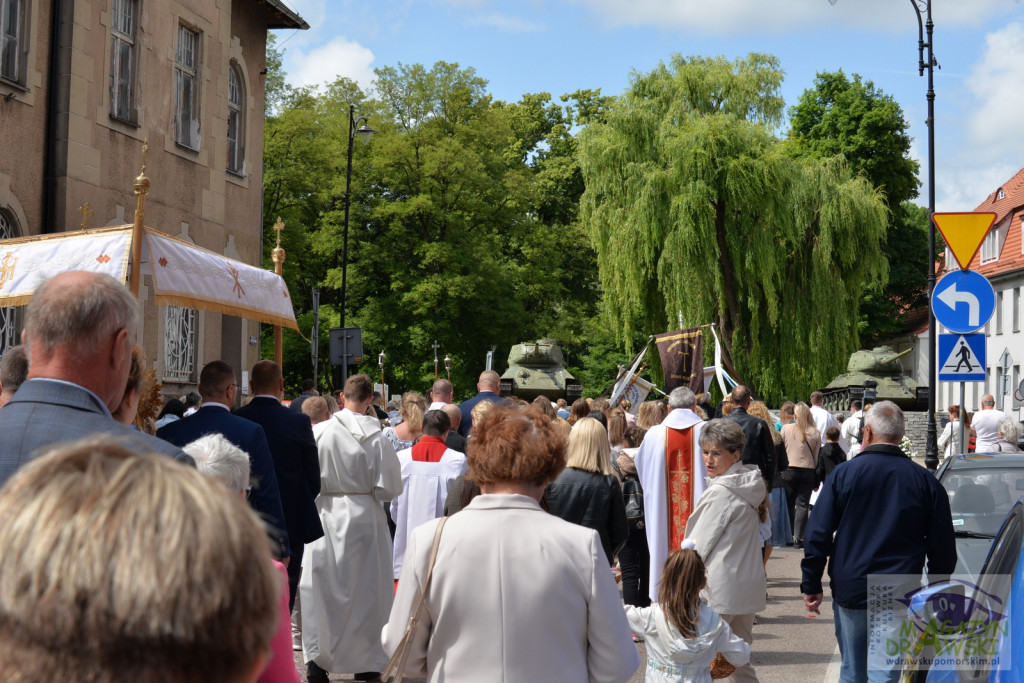 Chrystus Eucharystyczny przeszedł ulicami Drawska Pomorskiego