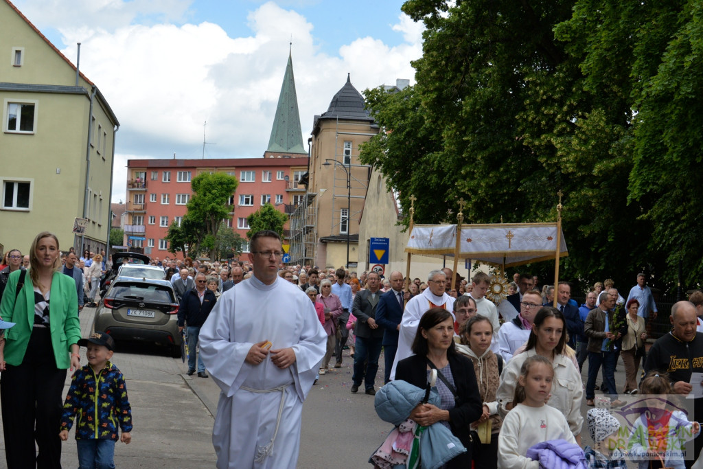Chrystus Eucharystyczny przeszedł ulicami Drawska Pomorskiego