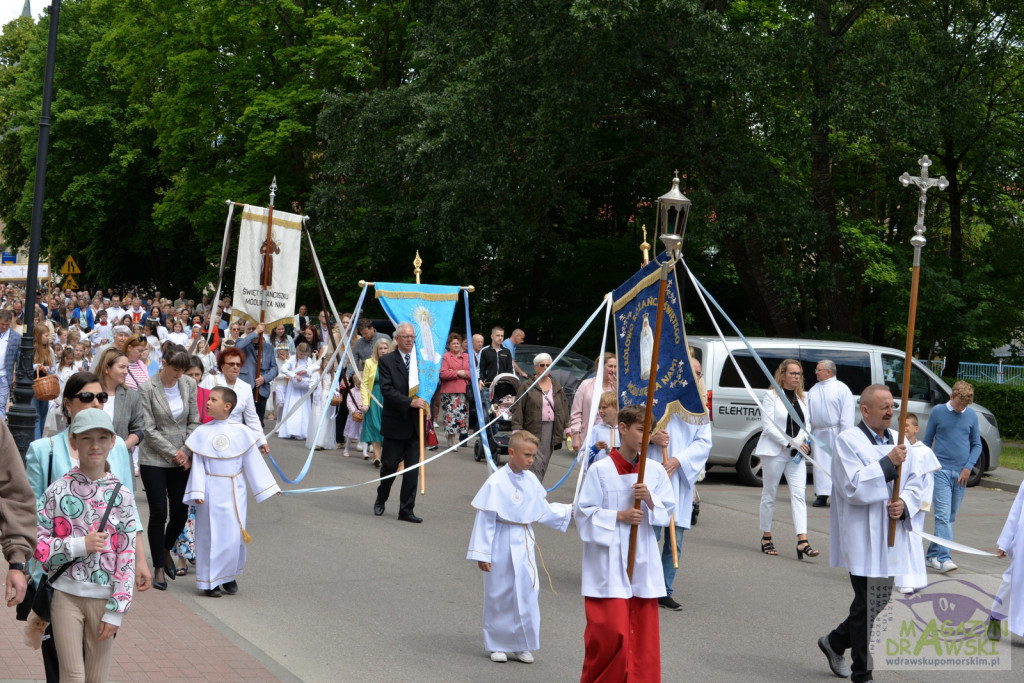 Chrystus Eucharystyczny przeszedł ulicami Drawska Pomorskiego