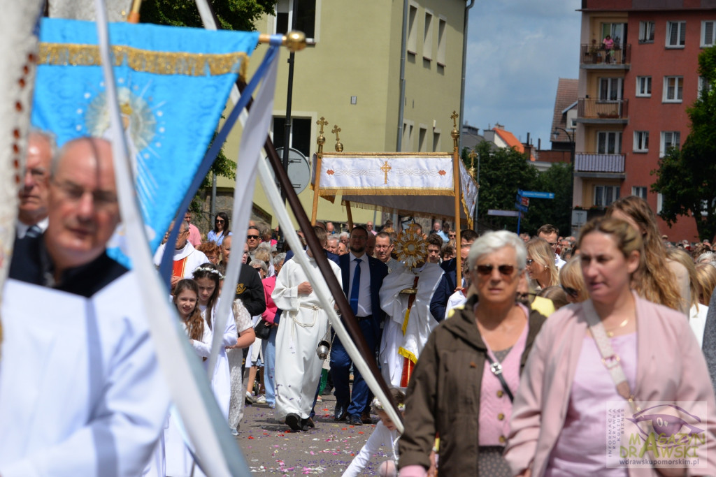Chrystus Eucharystyczny przeszedł ulicami Drawska Pomorskiego