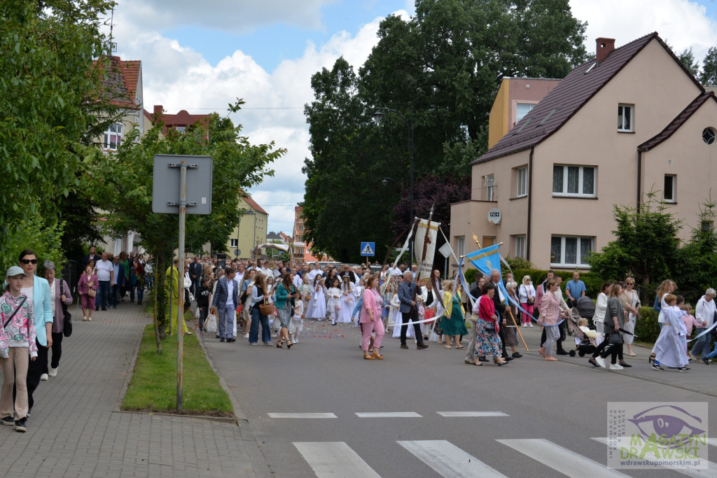 Chrystus Eucharystyczny przeszedł ulicami Drawska Pomorskiego