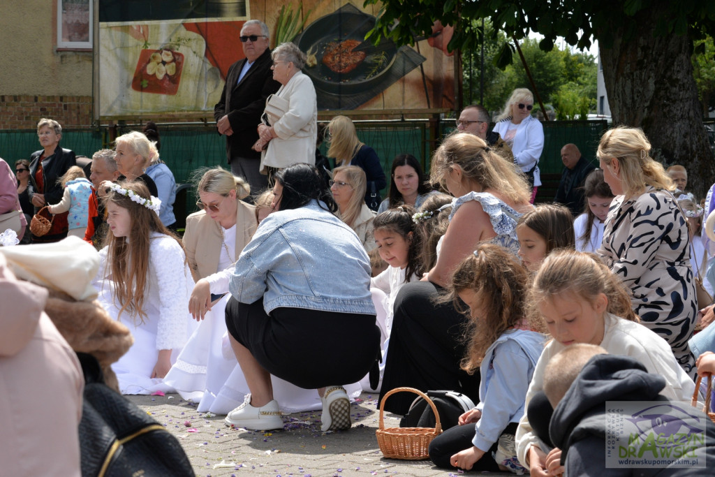 Chrystus Eucharystyczny przeszedł ulicami Drawska Pomorskiego