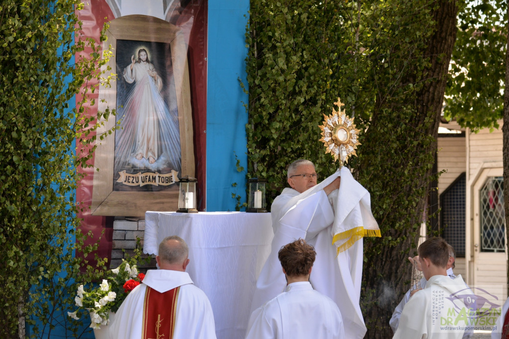 Chrystus Eucharystyczny przeszedł ulicami Drawska Pomorskiego