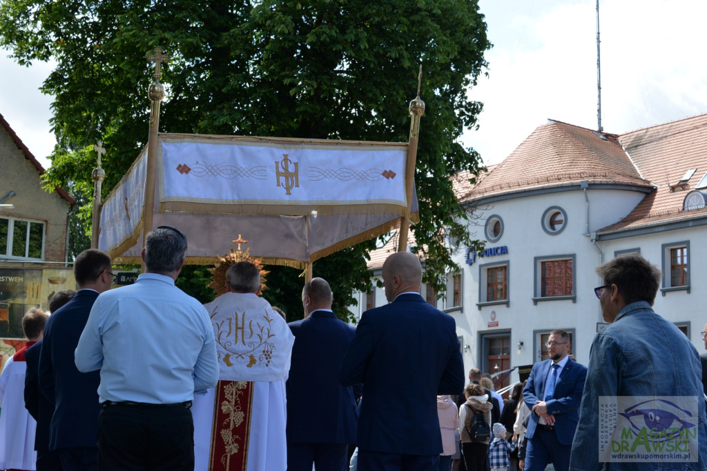 Chrystus Eucharystyczny przeszedł ulicami Drawska Pomorskiego