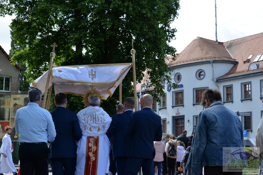 Chrystus Eucharystyczny przeszedł ulicami Drawska Pomorskiego