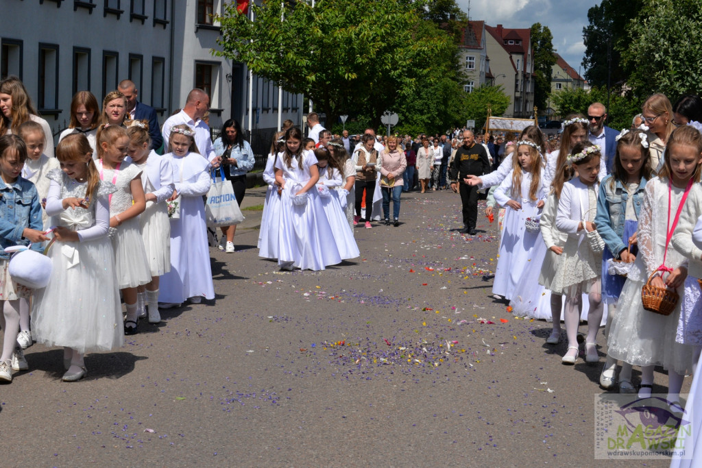 Chrystus Eucharystyczny przeszedł ulicami Drawska Pomorskiego