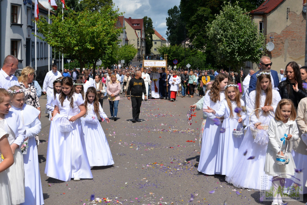 Chrystus Eucharystyczny przeszedł ulicami Drawska Pomorskiego