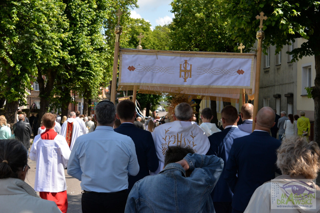 Chrystus Eucharystyczny przeszedł ulicami Drawska Pomorskiego