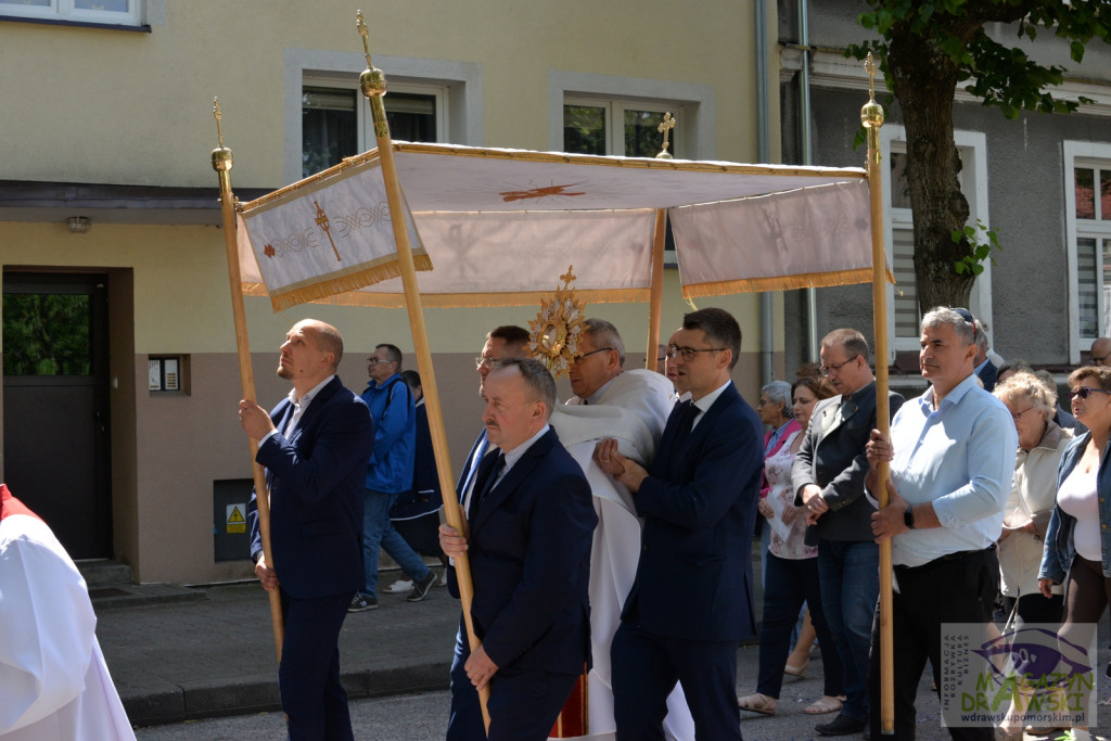 Chrystus Eucharystyczny przeszedł ulicami Drawska Pomorskiego