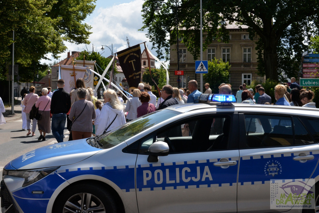 Chrystus Eucharystyczny przeszedł ulicami Drawska Pomorskiego