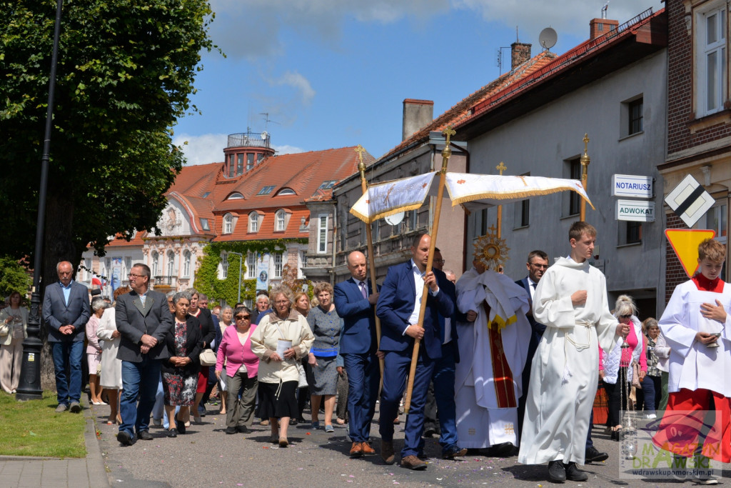 Chrystus Eucharystyczny przeszedł ulicami Drawska Pomorskiego
