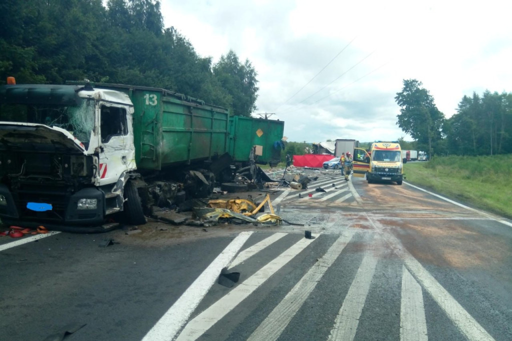 Czołowe zderzenie ciężarówek - jedna osoba nie żyje