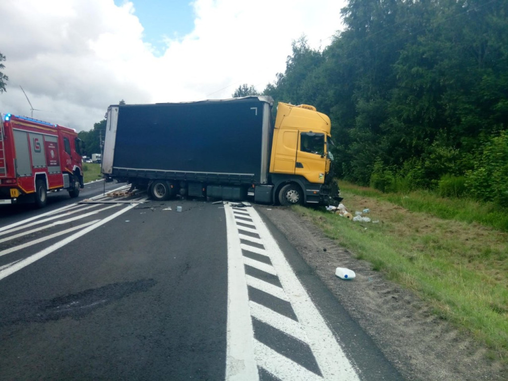 Czołowe zderzenie ciężarówek - jedna osoba nie żyje