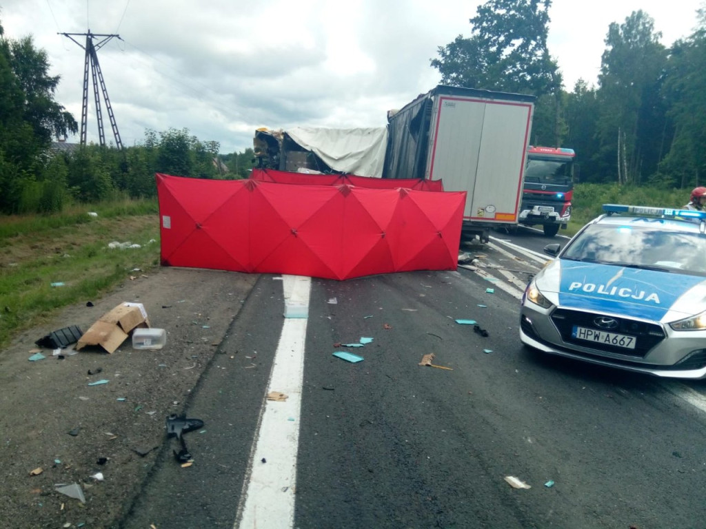 Czołowe zderzenie ciężarówek - jedna osoba nie żyje