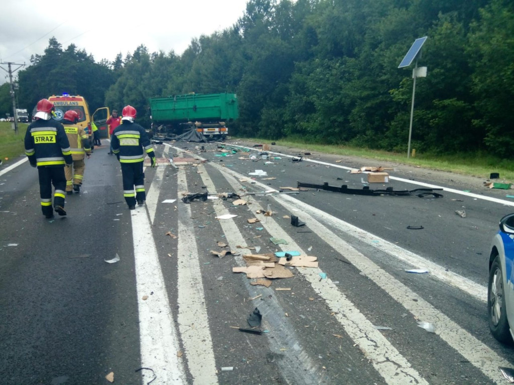 Czołowe zderzenie ciężarówek - jedna osoba nie żyje