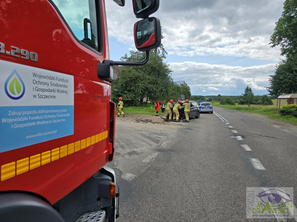 [DW 175] Bus uderzył w osobówkę pod Drawskiem Pomorskim