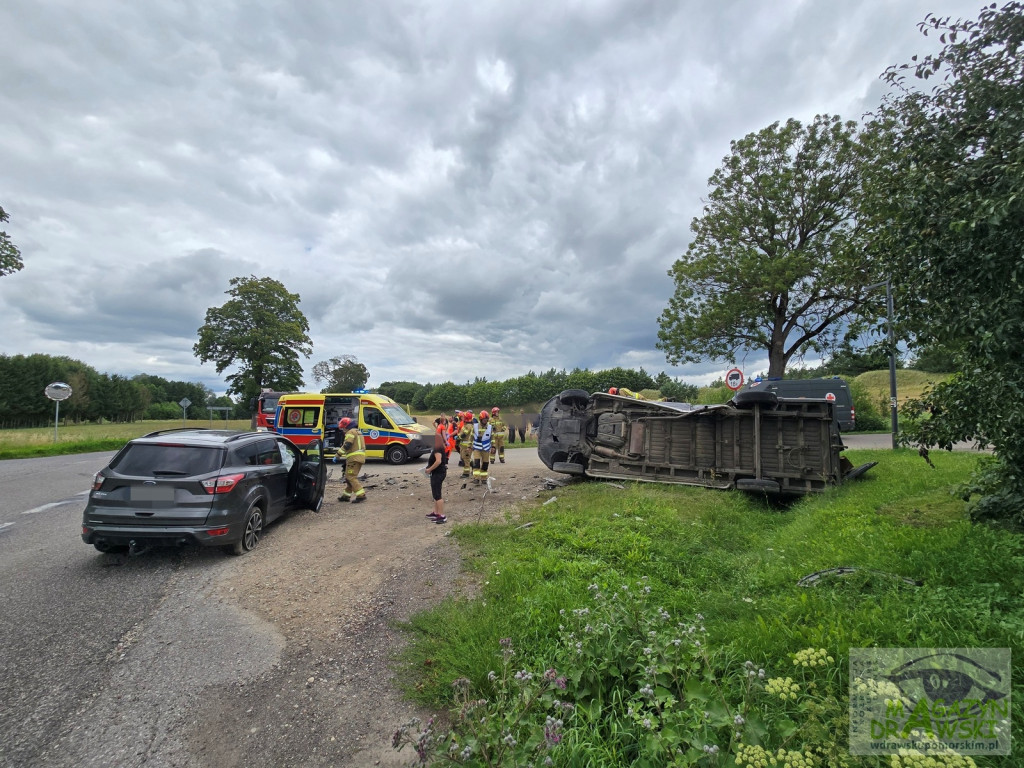 [DW 175] Bus uderzył w osobówkę pod Drawskiem Pomorskim