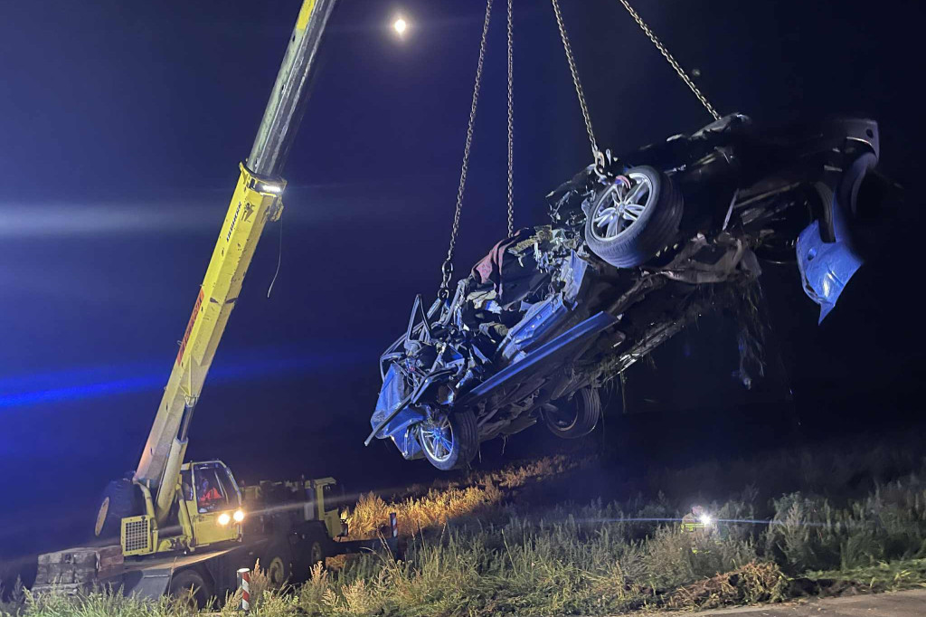 [DK 20] Czołowe zderzenie BMW z kombajnem rolniczym