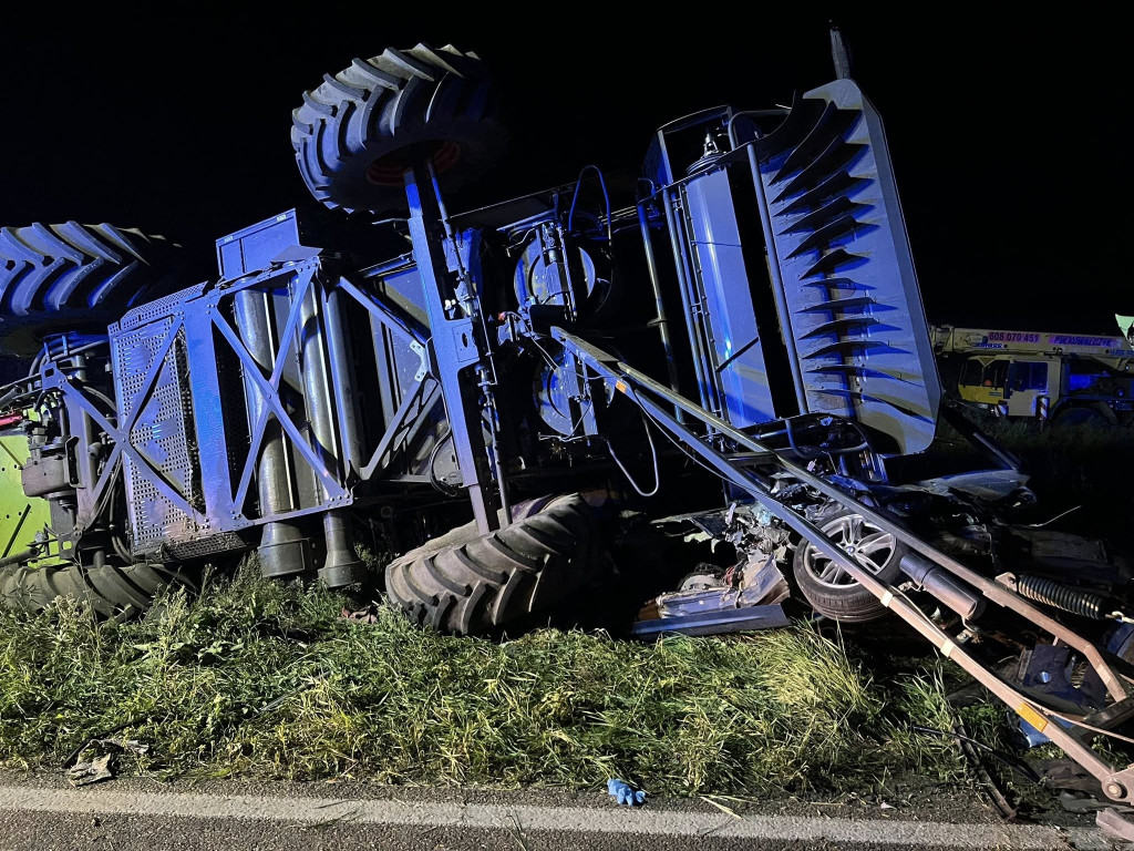 [DK 20] Czołowe zderzenie BMW z kombajnem rolniczym