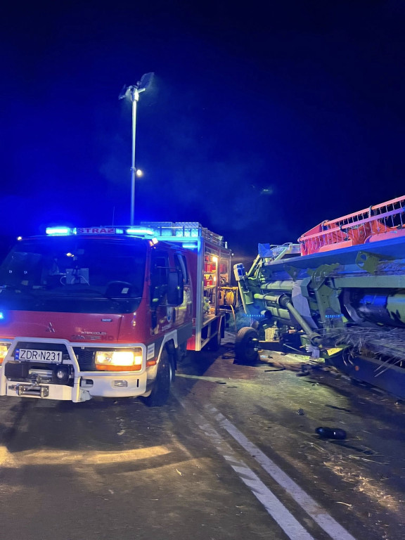 [DK 20] Czołowe zderzenie BMW z kombajnem rolniczym