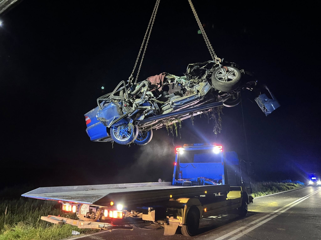 [DK 20] Czołowe zderzenie BMW z kombajnem rolniczym