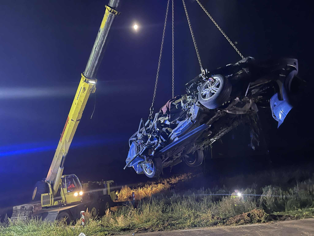 [DK 20] Czołowe zderzenie BMW z kombajnem rolniczym
