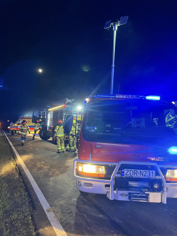 [DK 20] Czołowe zderzenie BMW z kombajnem rolniczym