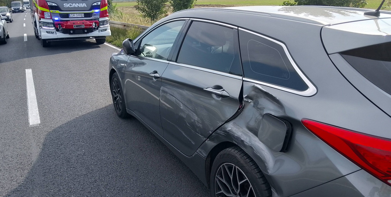 Zderzenie 3 pojazdów na DK 20
