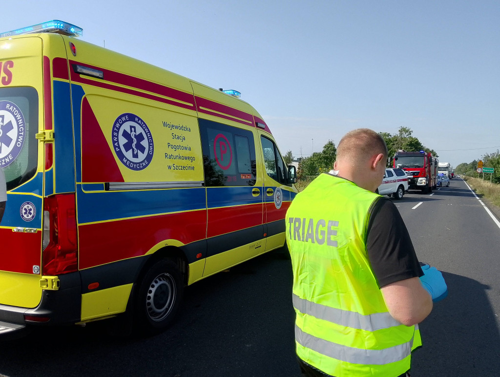 Zderzenie 3 pojazdów na DK 20
