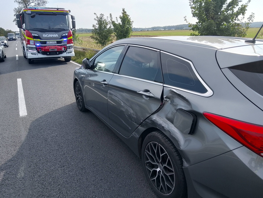 Zderzenie 3 pojazdów na DK 20