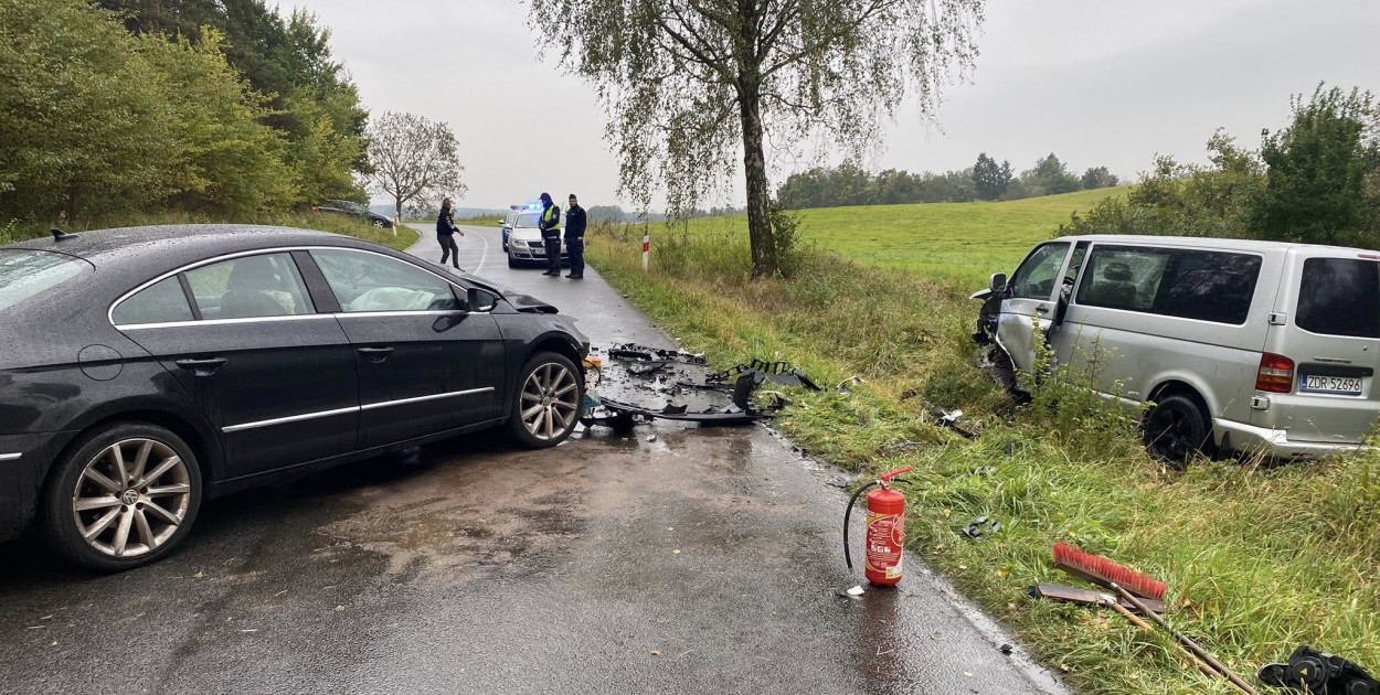 Bus zderzył się z osobówką