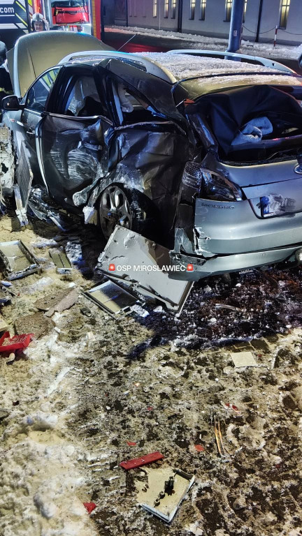 [DK 10] Tir wbił się w osobówkę