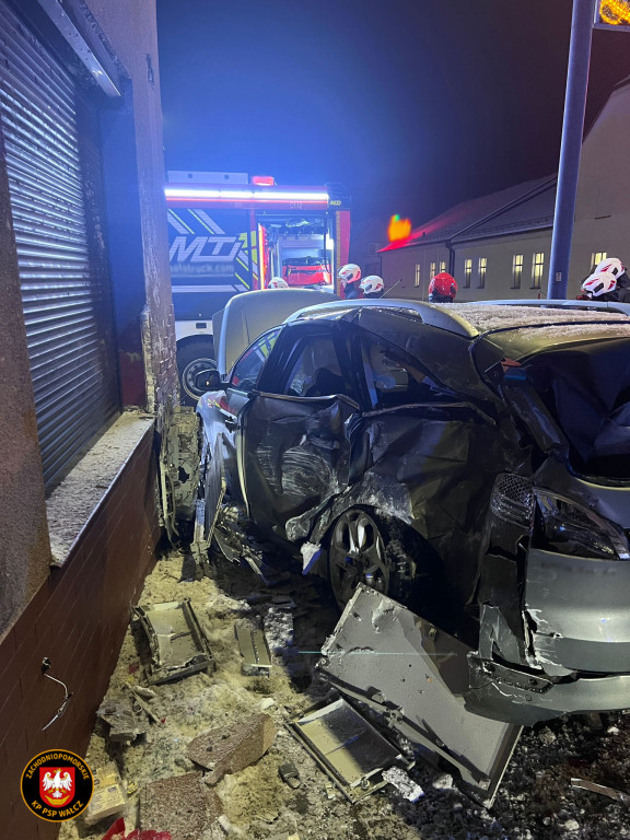 [DK 10] Tir wbił się w osobówkę