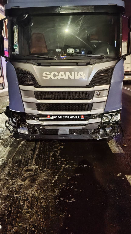 [DK 10] Tir wbił się w osobówkę