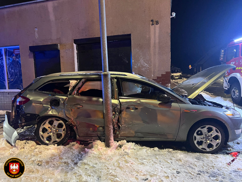 [DK 10] Tir wbił się w osobówkę