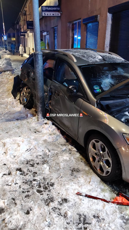 [DK 10] Tir wbił się w osobówkę